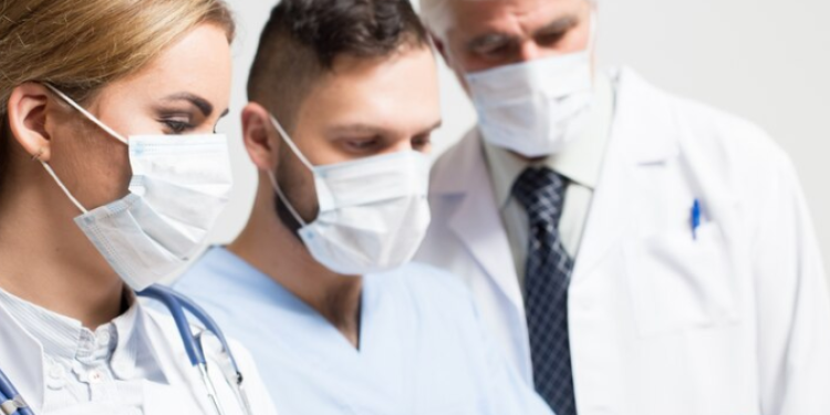 В Ирландии 69-летней женщине ампутировали обе ноги после укуса комара