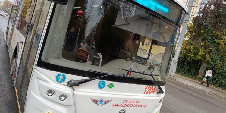 Рязанцы пожаловались на давку во время посадки в автобус №17 в час-пик