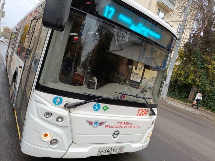 Рязанцы пожаловались на давку во время посадки в автобус №17 в час-пик