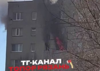 В Рязани горит жилой дом