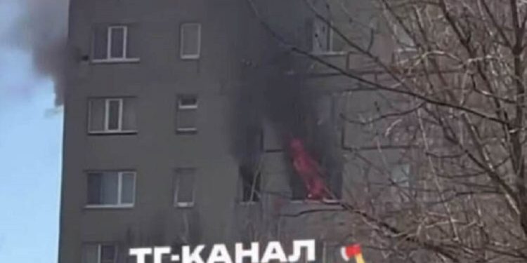 В Рязани горит жилой дом