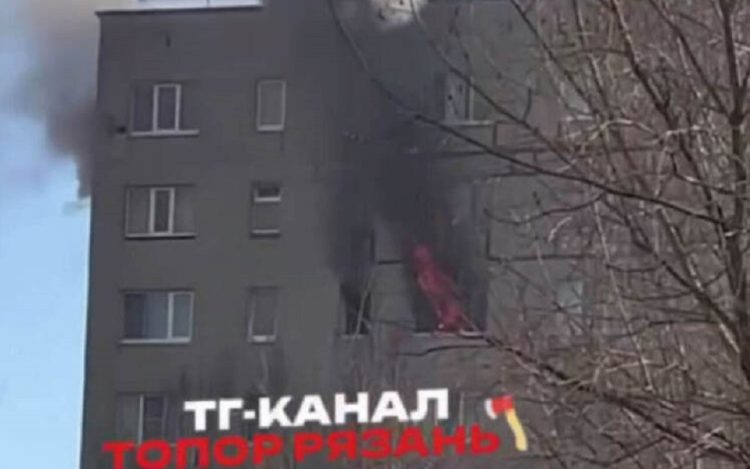 В Рязани горит жилой дом