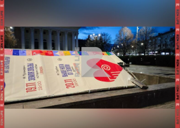 Ураганный ветер снес баннер у Рязанского театра драмы