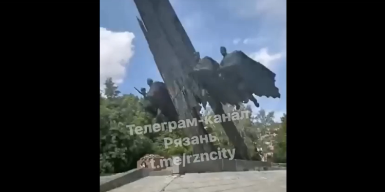 В Сети появились кадры разрушающегося памятника в рязанском парке Братства по оружию