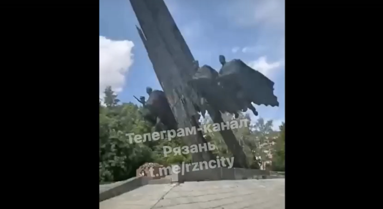 В Сети появились кадры разрушающегося памятника в рязанском парке Братства по оружию