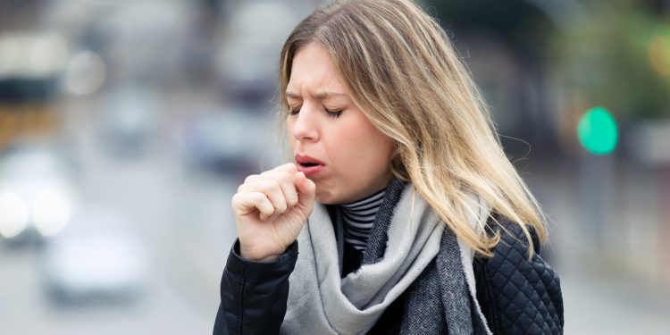 Пульмонолог Попов: при затяжном кашле необходимо обильное питье