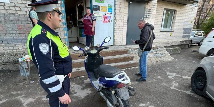 На улице Бирюзова полиция остановила 52-летнего нетрезвого водителя на скутере На улице Бирюзова полиция остановила 52-летнего нетрезвого водителя на скутере