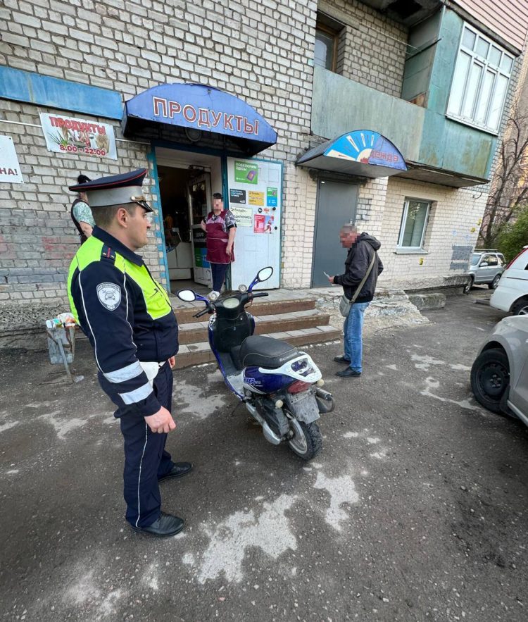 На улице Бирюзова полиция остановила 52-летнего нетрезвого водителя на скутере