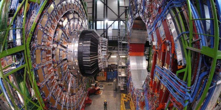 Российским ученым запретили приближаться к Большому адронному коллайдеру Российским ученым запретили приближаться к Большому адронному коллайдеру