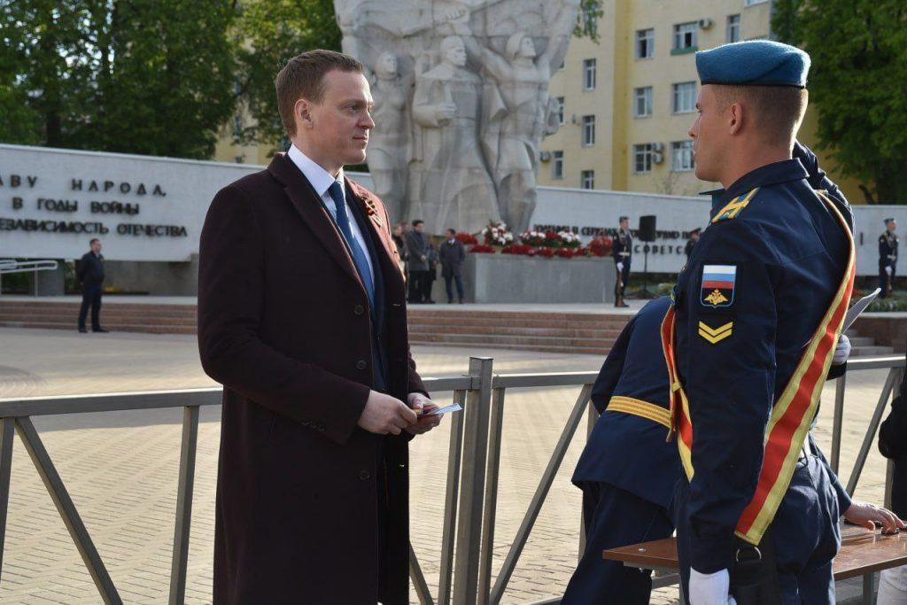 Рязанский губернатор Малков встретил участников парада, вернувшихся из Москвы