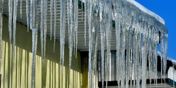 Мэр Рязани Артемов ответил на вопросы о сосульках и наледи на крышах домов Мэр Рязани Артемов ответил на вопросы о сосульках и наледи на крышах домов