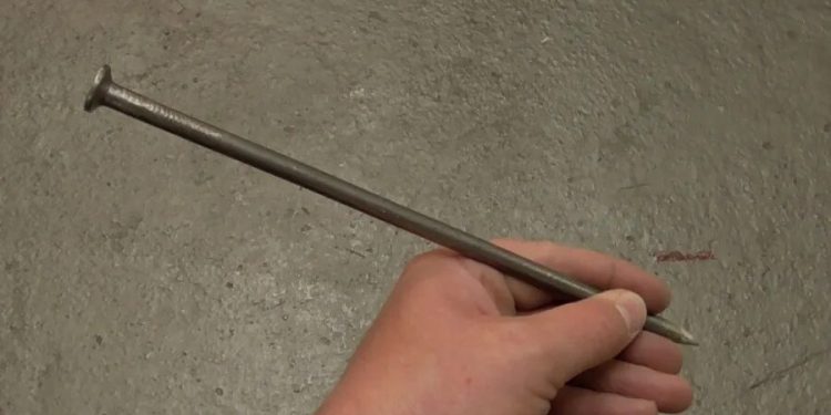 Врачи достали из головы россиянина 15-сантиметровый гвоздь