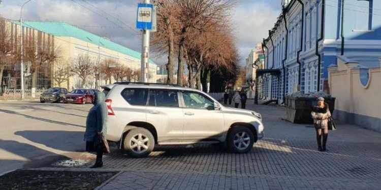 Рязанцы возмутились парковкой автомобиля поперек тротуара