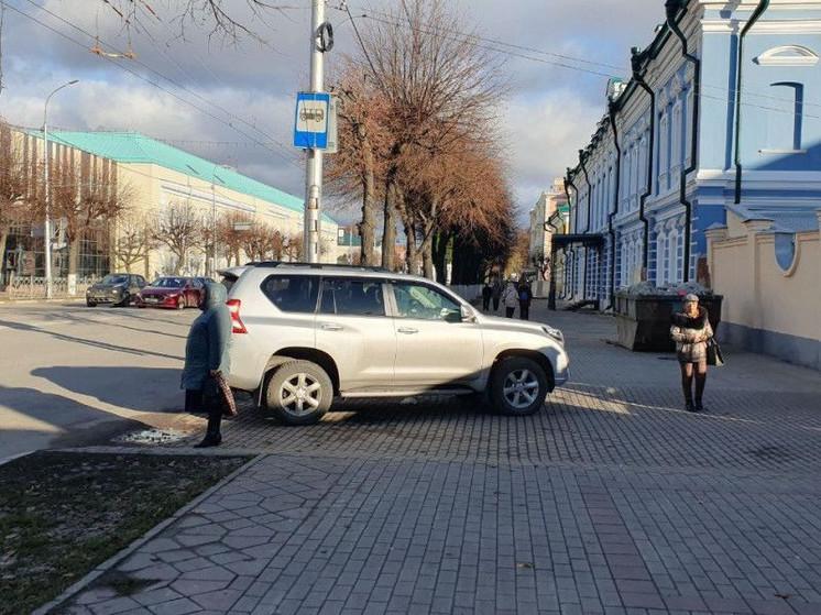 Рязанцы возмутились парковкой автомобиля поперек тротуара