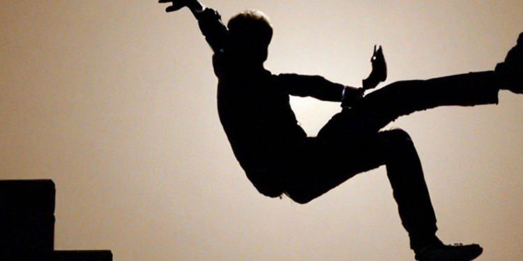 В Рязанской области рабочий погиб при падении с лестницы