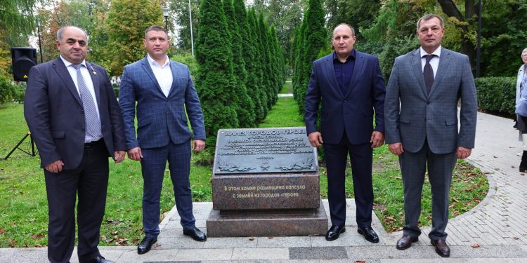 В рязанском Верхнем горпарке заложили капсулу времени с землей городов-героев В рязанском Верхнем горпарке заложили капсулу времени с землей городов-героев