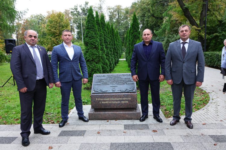 В рязанском Верхнем горпарке заложили капсулу времени с землей городов-героев