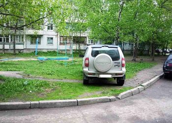 С начала года за парковку на газонах оштрафовали 8225 рязанских водителей