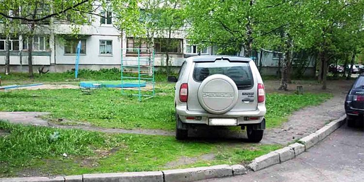 С начала года за парковку на газонах оштрафовали 8225 рязанских водителей
