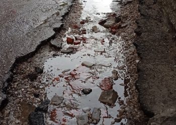 На улице Пугачева рязанцы заделывают образовавшиеся ямы при помощи строительного мусора