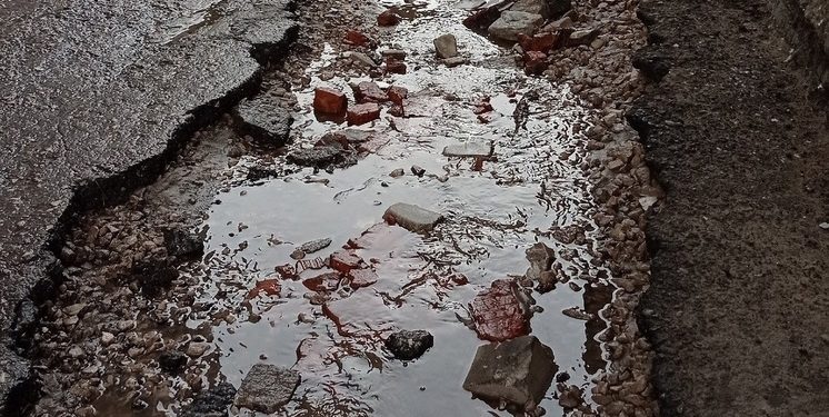 На улице Пугачева рязанцы заделывают образовавшиеся ямы при помощи строительного мусора