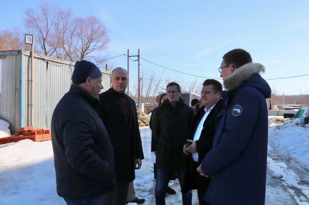 Вице-губернатор Бранов проинспектировал ход строительства ФОК в рязанском поселке Мехзавода