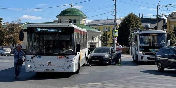 На рязанской площади Ленина произошло ДТП с участием автобуса №20
