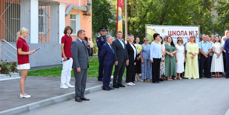 Мэр Рязани Виталий Артемов выступил на линейке с напутствием к ученикам школы №3