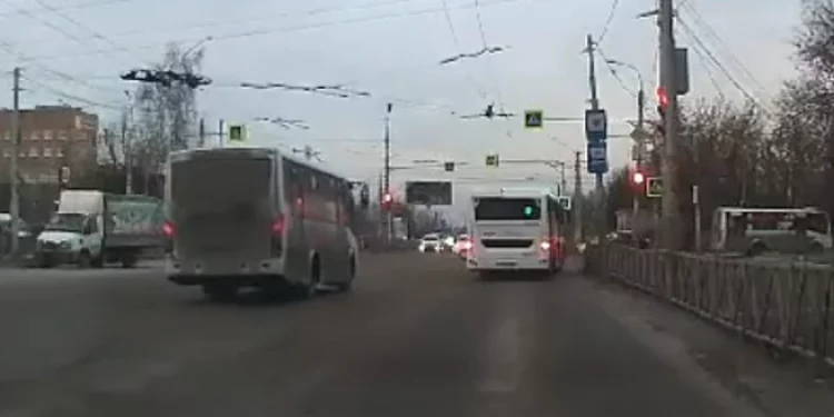 В рязанском Канищеве водитель маршрутки дважды проехал на красный сигнал светофора