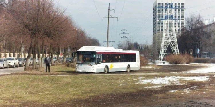 На улице Высоковольтной автобус застрял в грязи