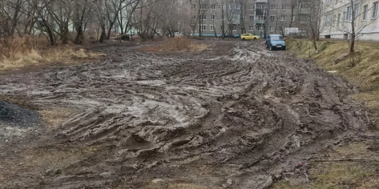 Жильцы рязанского ЖК «Чайка» пожаловались на грязевое месиво во дворе из-за водителей