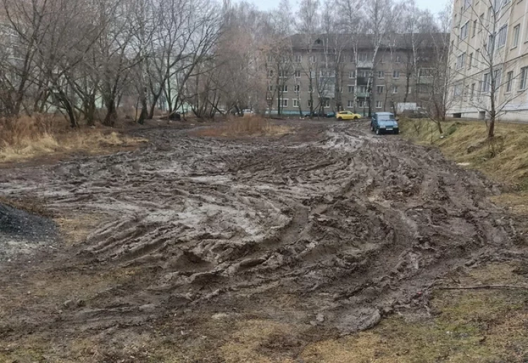 Жильцы рязанского ЖК "Чайка" пожаловались на грязевое месиво во дворе из-за водителей