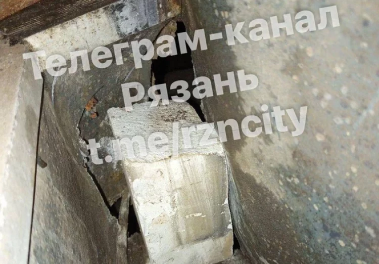 В рязанском троллейбусе дыру в салоне прикрыли кирпичом