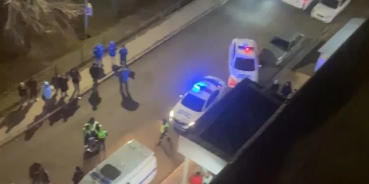Во дворе в рязанском Недостоеве засняли скопление полицейских автомобилей