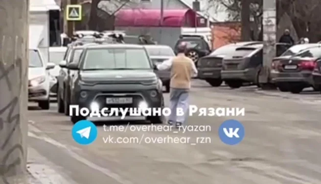 В Рязани неадекватный мужчина намеренно бросался под колеса автомобилей В Рязани неадекватный мужчина намеренно бросался под колеса автомобилей