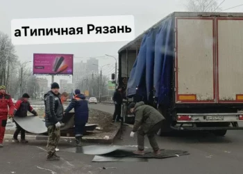 На проезде Шабулина из проезжающей фуры на дорогу выпал груз, образовалась пробка