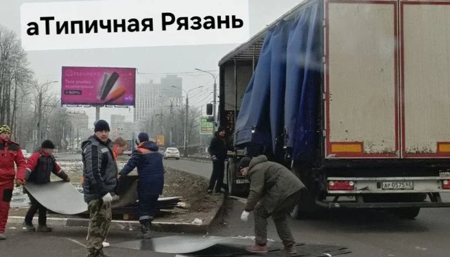 На проезде Шабулина из проезжающей фуры на дорогу выпал груз, образовалась пробка