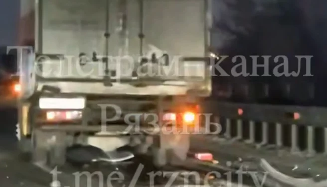 11 февраля перед Солотчинским мостом случилось массовое ДТП с участием грузовика