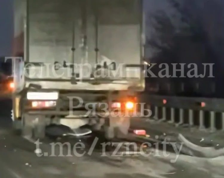 11 февраля перед Солотчинским мостом случилось массовое ДТП с участием грузовика