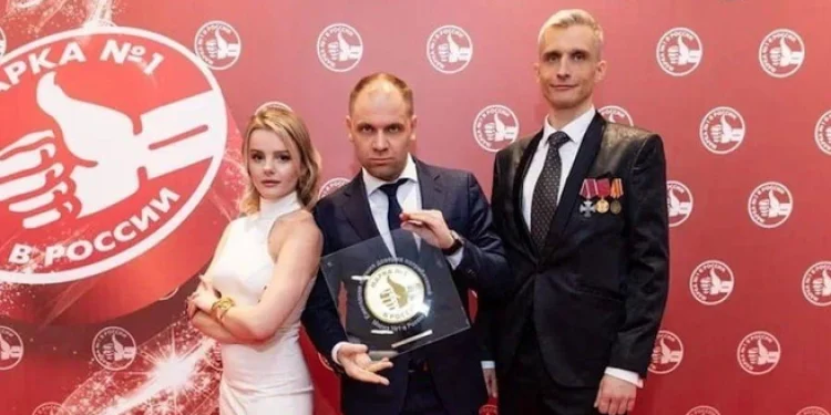 Бывший пресс-секретарь Любимова Денис Арапов получил премию «Марка №1»