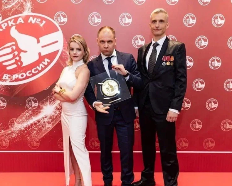Бывший пресс-секретарь Любимова Денис Арапов получил премию "Марка №1"