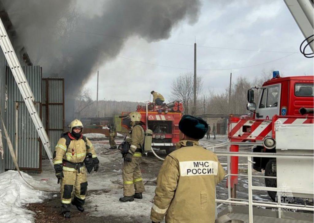 На улице Аэропортовской 35 рязанских спасателей тушат крупный пожар