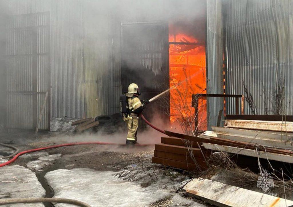 На улице Аэропортовской 35 рязанских спасателей тушат крупный пожар