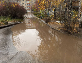 Рязанцы пожаловались на огромные ямы около подъездов жилых домов, которые заливает дождем