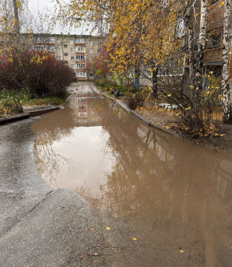 Рязанцы пожаловались на огромные ямы около подъездов жилых домов, которые заливает дождем Рязанцы пожаловались на огромные ямы около подъездов жилых домов, которые заливает дождем