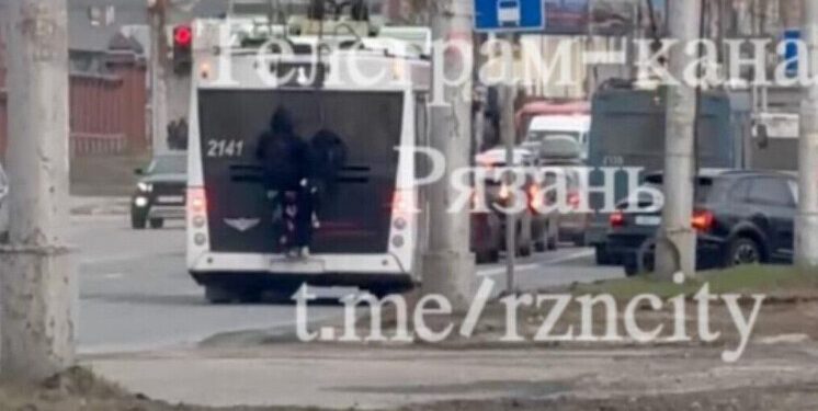 На Московском шоссе засняли подростков-зацеперов