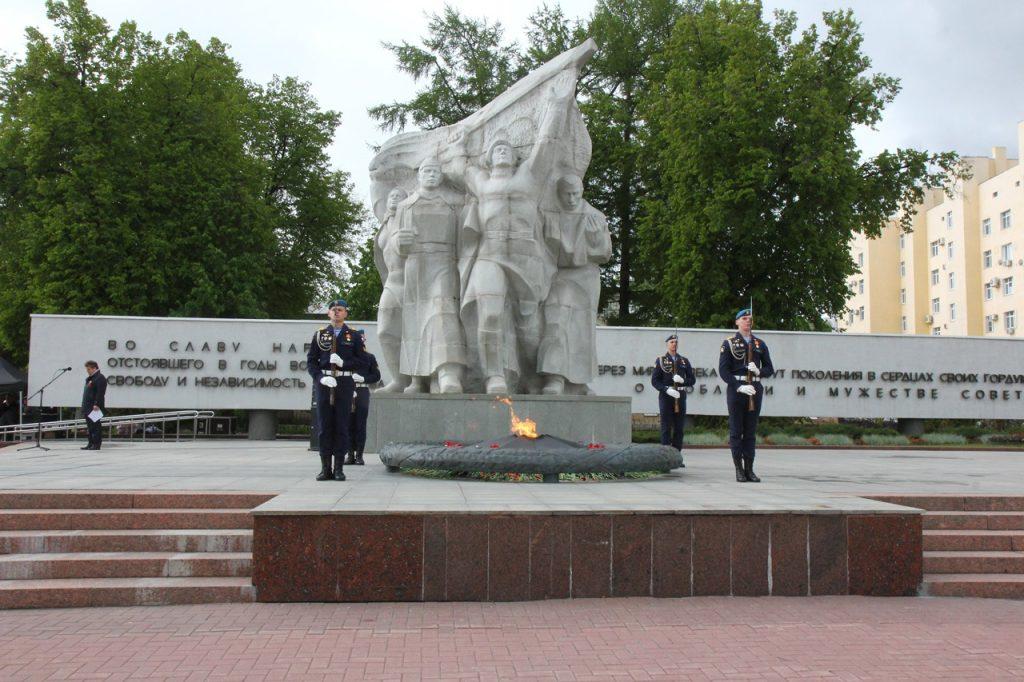 В День Победы рязанцы возложили цветы к Вечному огню