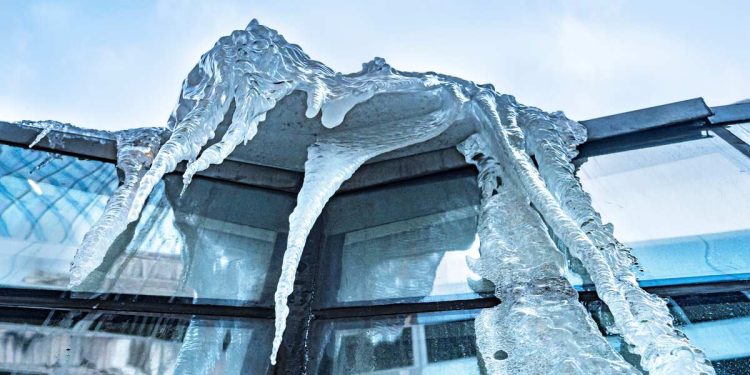 В Рязани упавшей глыбой льда травмирован мужчина