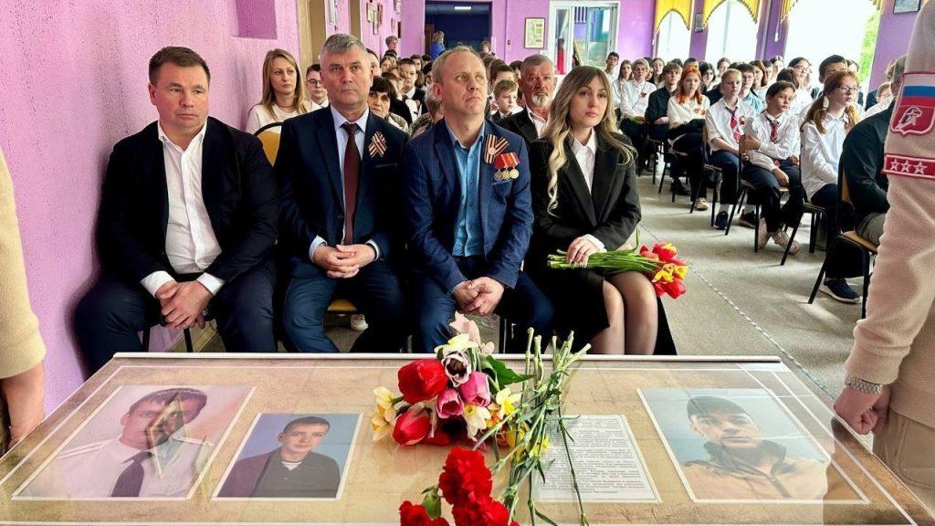 В рязанской школе №13 в память участника СВО Евгения Каторова открыли парту Героя