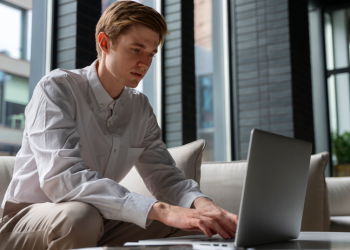 Россиянам напомнили о шестидневной рабочей неделе в конце октября Россиянам напомнили о шестидневной рабочей неделе в конце октября